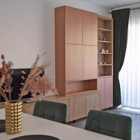 Eliza'S Apartment By Oasis Homes Oradea Exterior photo