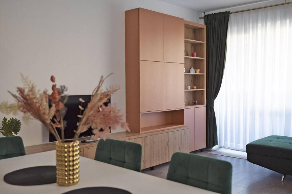 Eliza'S Apartment By Oasis Homes Oradea Exterior photo