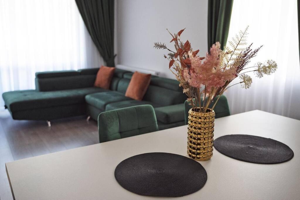 Eliza'S Apartment By Oasis Homes Oradea Exterior photo